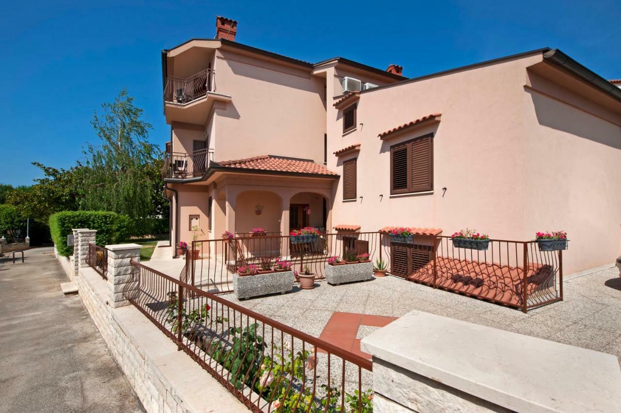 Apartment Len Ровинь Экстерьер фото
