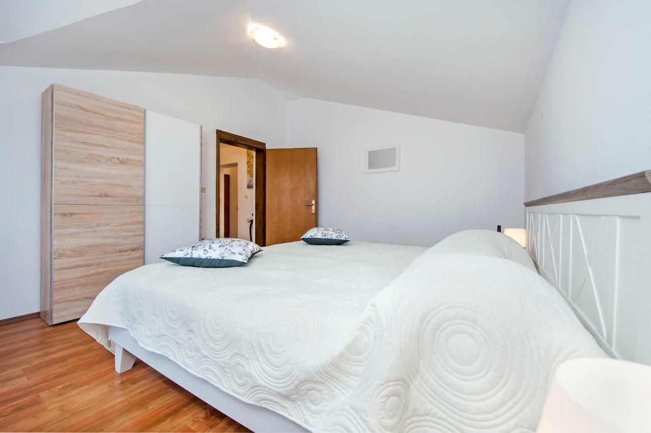 Apartment Len Ровинь Экстерьер фото